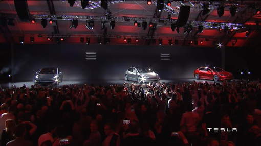 HLN_BE's tweet photo. Tesla lanceert betaalbare wagen https://t.co/DtroCP2nRk https://t.co/L0OkWVGvDr
