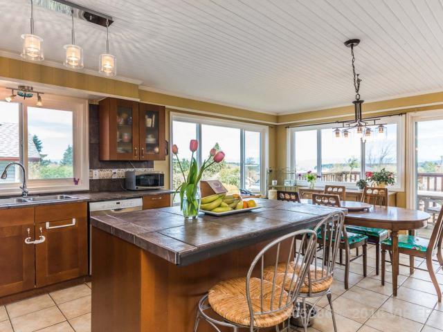 vihomesnanaimo's tweet photo. Today's #10amGem! 3 Level Character Home with a 1 Bedroom Suite. #Nanaimo https://t.co/hnOfVVALuE @CParkerTeam https://t.co/bIegOcv9YF