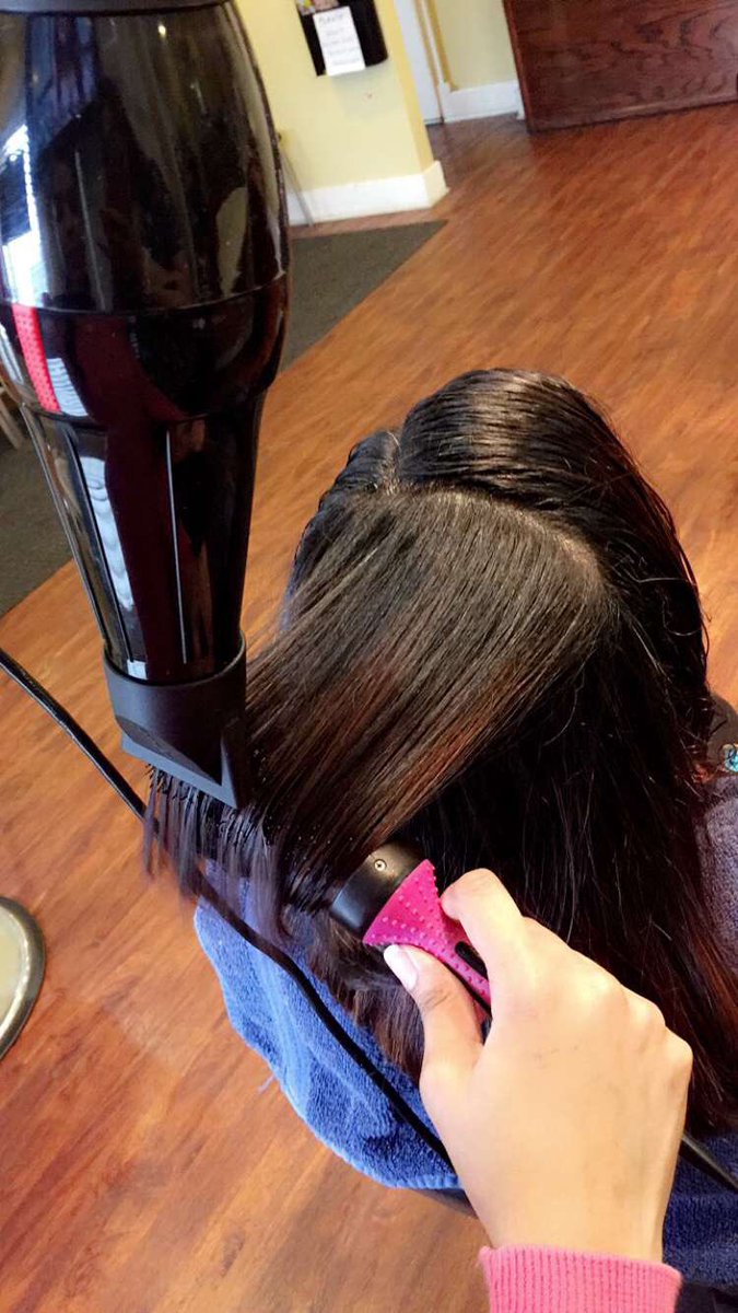 Renee_Kall1's tweet photo. Matching brush and sweater 😍 #hairdresser #style #love #hairstyles @HairHack @hudabeauty @Chrisspymakeup https://t.co/upN3qMy3qH