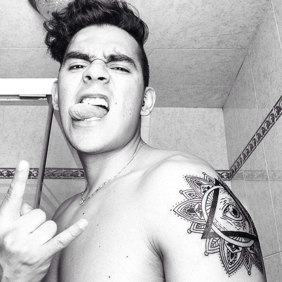 hugorockstar's tweet photo. Por fin #Viernes #BienvenidoAbril #PequeñosPlaceresDeLaVida #Tattoo #CDMX #Youtuber #MiércolesDeRola #HugoRock https://t.co/J6DLSktlfs