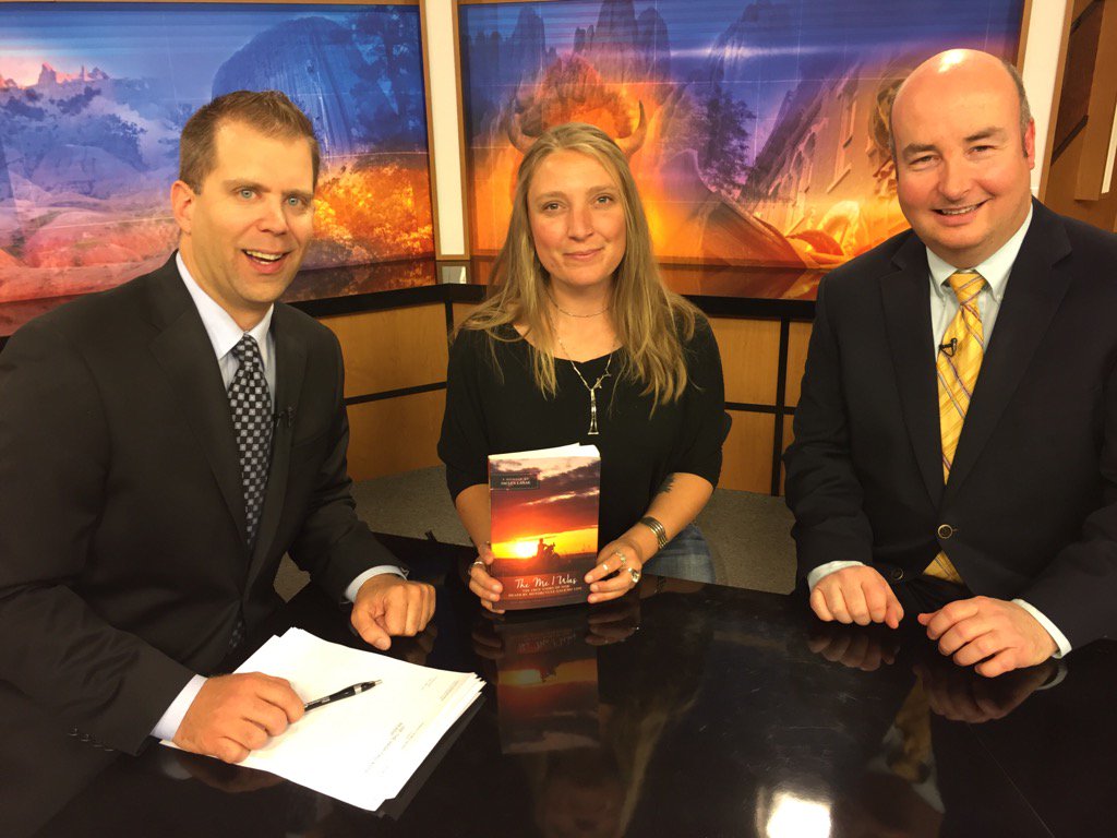 heleneduhamelTV's tweet photo. News crew loves @JaclynLanae new book #NewsArNoon @kotatweets @MitzisBooks https://t.co/CD5B8xoxoo