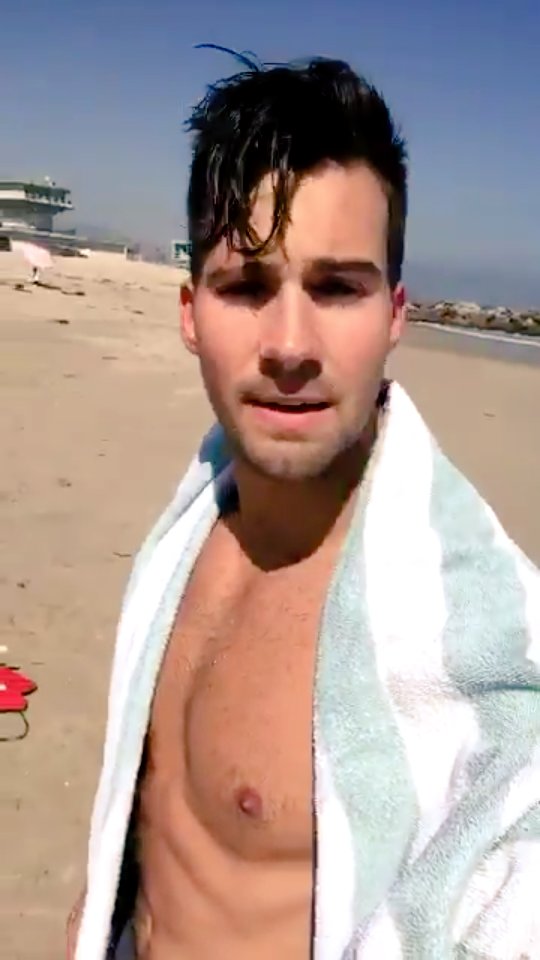 putoJmaslow's tweet photo. Pinche frentón deberías de taparte un poco mas digo para que no me den tantos orgasmos. https://t.co/FkP2G8BJyW