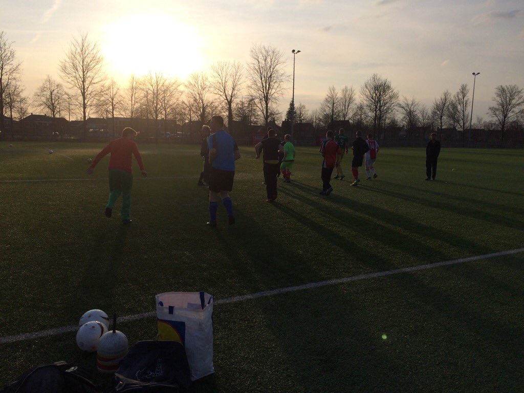 Bernadettevers3's tweet photo. Dat was weer een lekker potje voetbal vanavond heren van de g voetbal  met gezellige toeschouwers. Zoals lubbert 😀👍🏻 https://t.co/ePSohE8jev