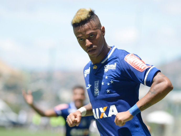 chicomaiablog's tweet photo. Zoações com o adversário fazem parte.Rafael imitou uma galinha; em 2011 @tardelli9 se maquiou para lembrar uma Maria https://t.co/IjAHWjdxKz