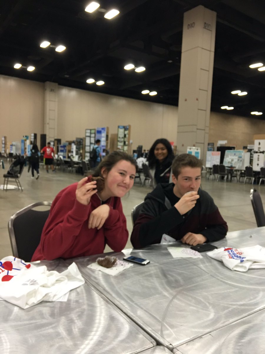 ScienceFairVRHS's tweet photo. Award for being the first ones done setting up their amazing board! https://t.co/73lMNO89cZ