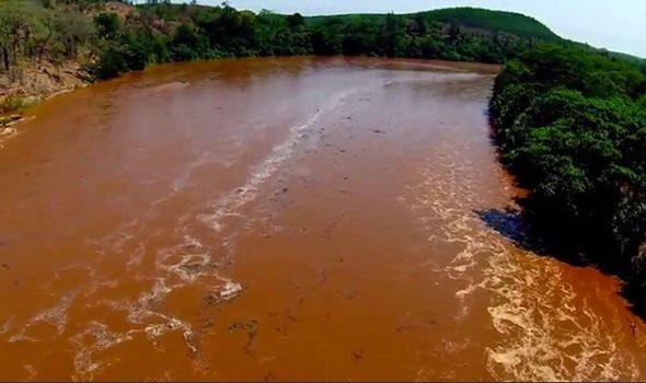 Brazilthefake's tweet photo. Brazil's Fukushima: 60,000 tons of toxic waste released into Rio Doce on December 2, 2015 👎😳 https://t.co/4oebFbCxR0