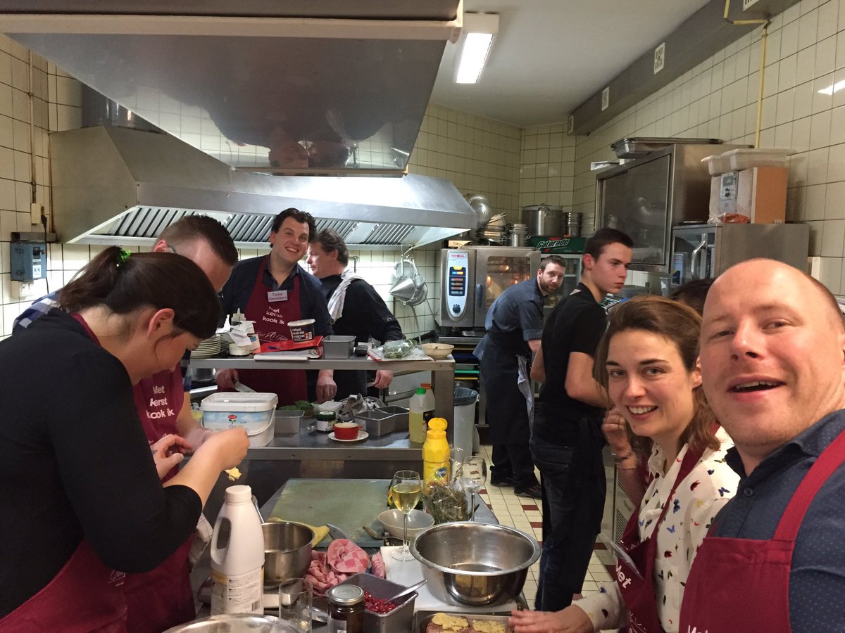 JCIOAchterhoek's tweet photo. Wel koken dus! Een bomvolle en hectische keuken bij @DeWoord! #jachef #okechef https://t.co/YHnt0ab9lX