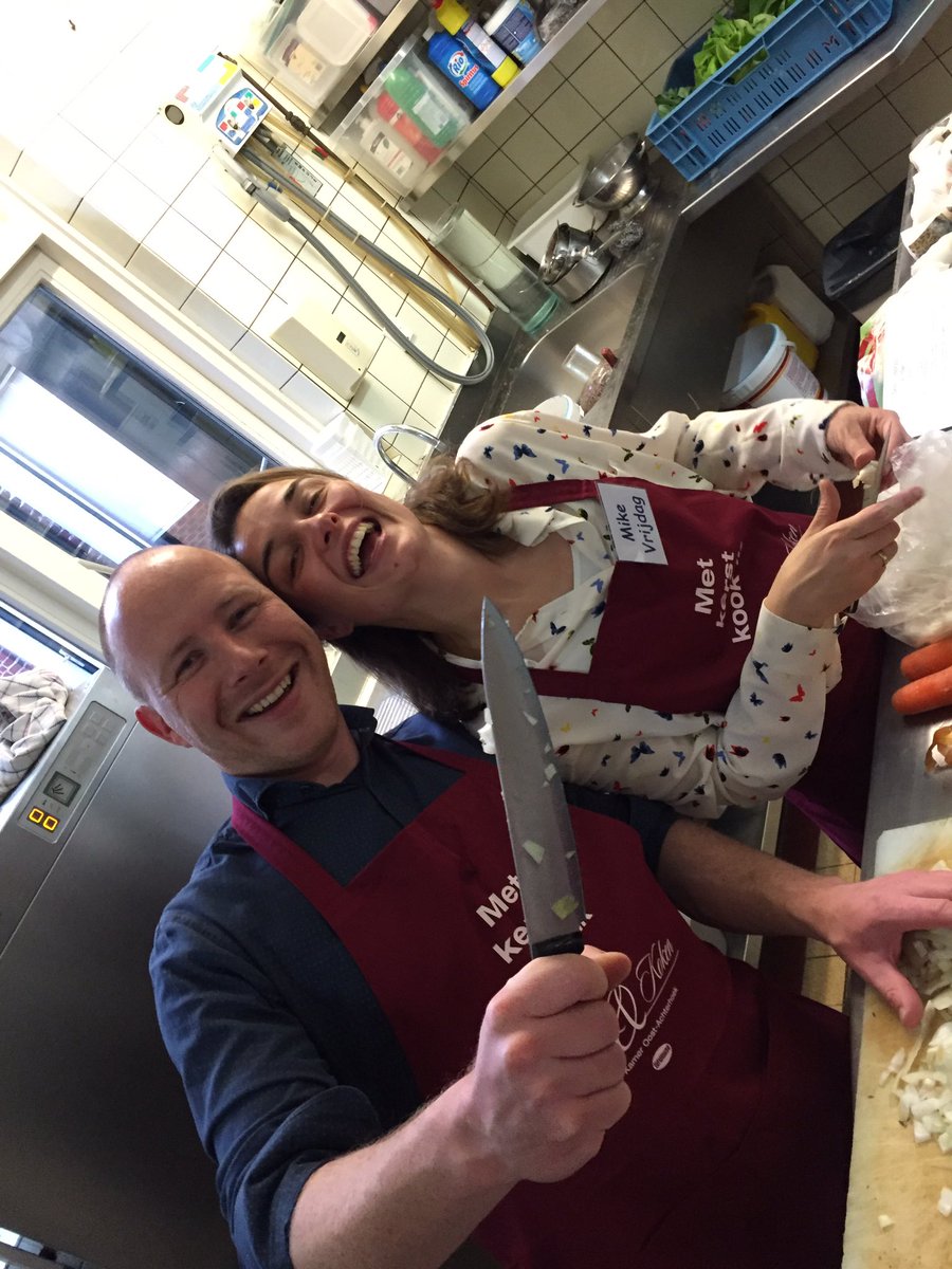 JCIOAchterhoek's tweet photo. Wel koken dus! Een bomvolle en hectische keuken bij @DeWoord! #jachef #okechef https://t.co/YHnt0ab9lX