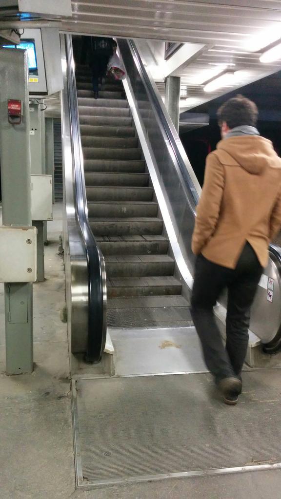 _moustache_audo's tweet photo. @LIGNEL_sncf , serieux, l'escalator de pont cardinet en panne dep. au moins 6 mois,  Ça vous dit pas de le réparer? https://t.co/BzB63ywnq4
