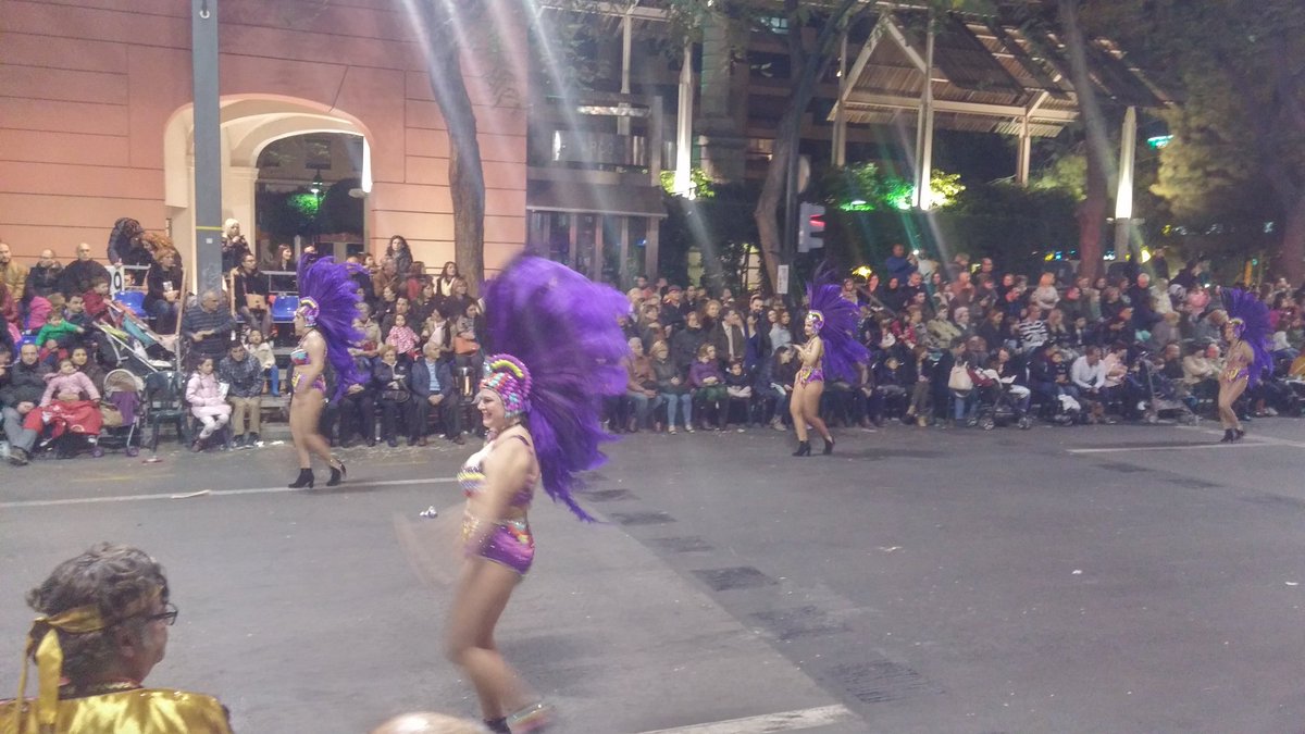 Seguimos disfrutando del desfile del Testamento de la Sardina previo a su lectura. Color y ritmo #FiestasDePrimavera