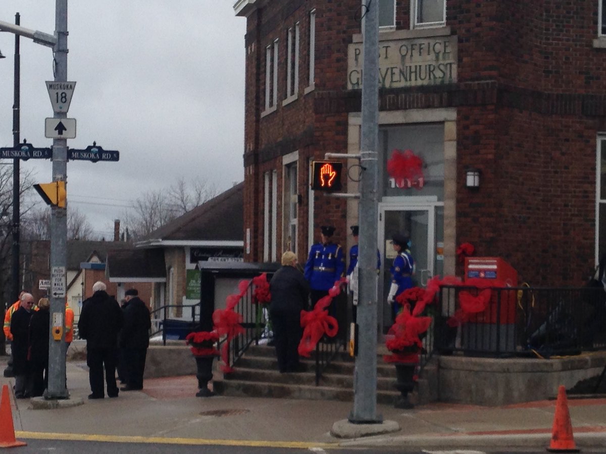 BrandonRoweTV's tweet photo. Dozens of Gravenhurst residents came out to celebrate the restoration of this historic clock. More details tn at 6. https://t.co/Ut40QiMnvs