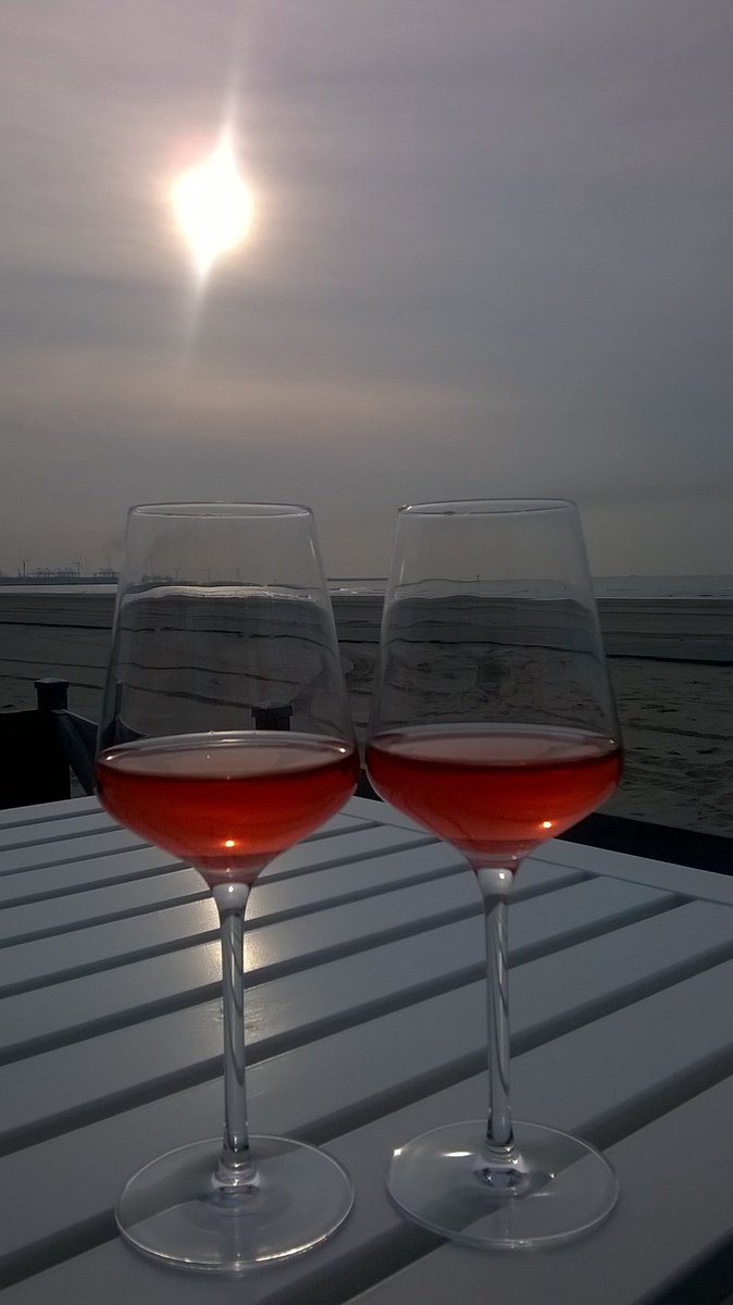 cdewaal_'s tweet photo. Heerlijk genoten van onze eerste avond aan zee @strandhuis! https://t.co/3nifjfatSF