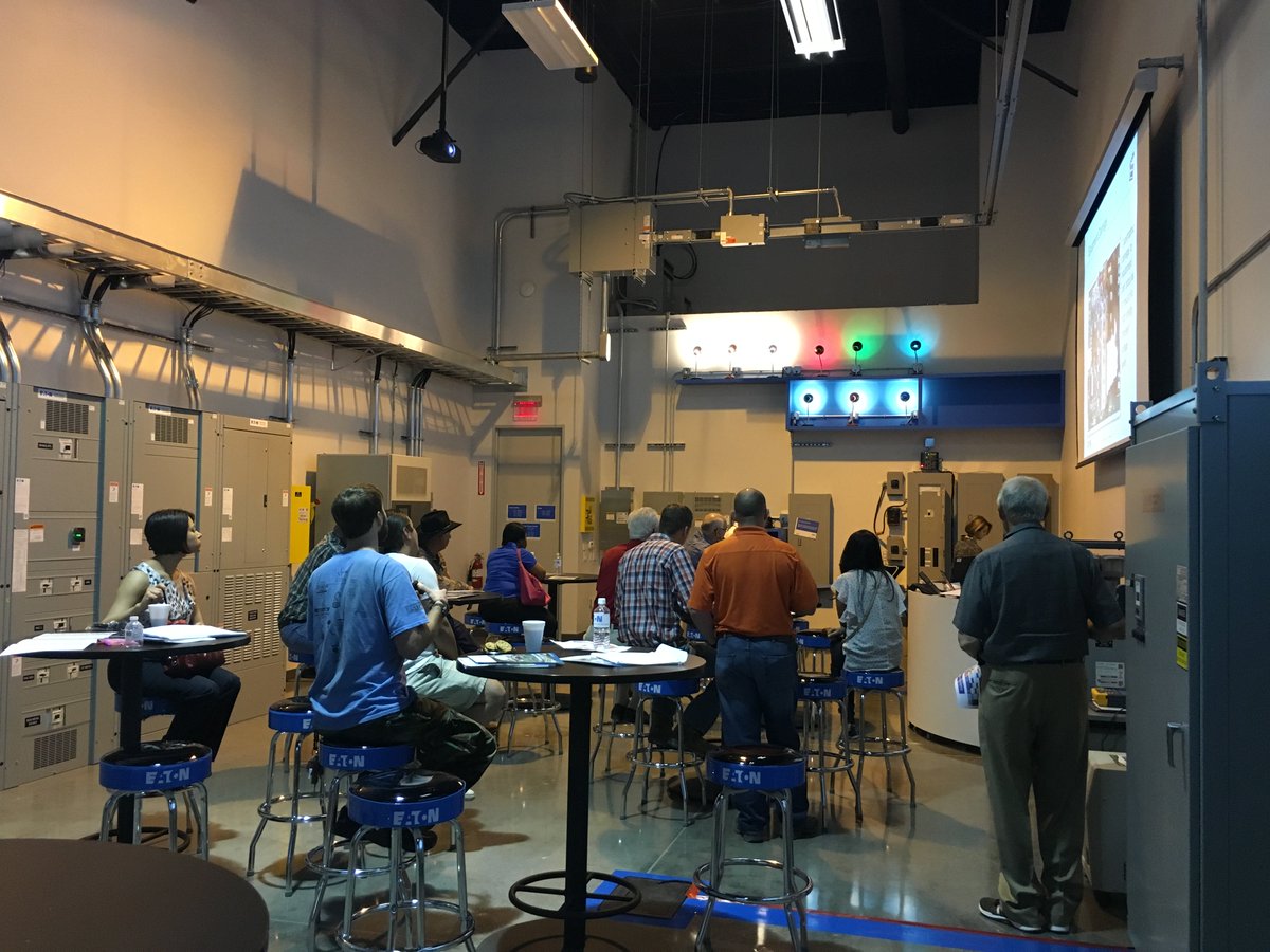 eatoncorp's tweet photo. Showing how surge affects your power system in our #powerquality lab at the #HoustonEC https://t.co/zEO16PgpMj https://t.co/6ywcrE0Vbz