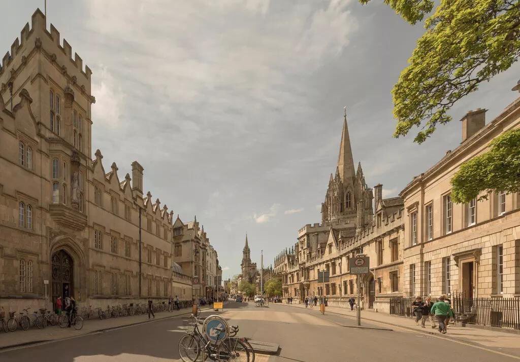 "1810-2015 - Oxford 
İki resim arasında 205 yıllık farkı bulun? Bulamazsınız çünkü yok!Tarihe saygı!"