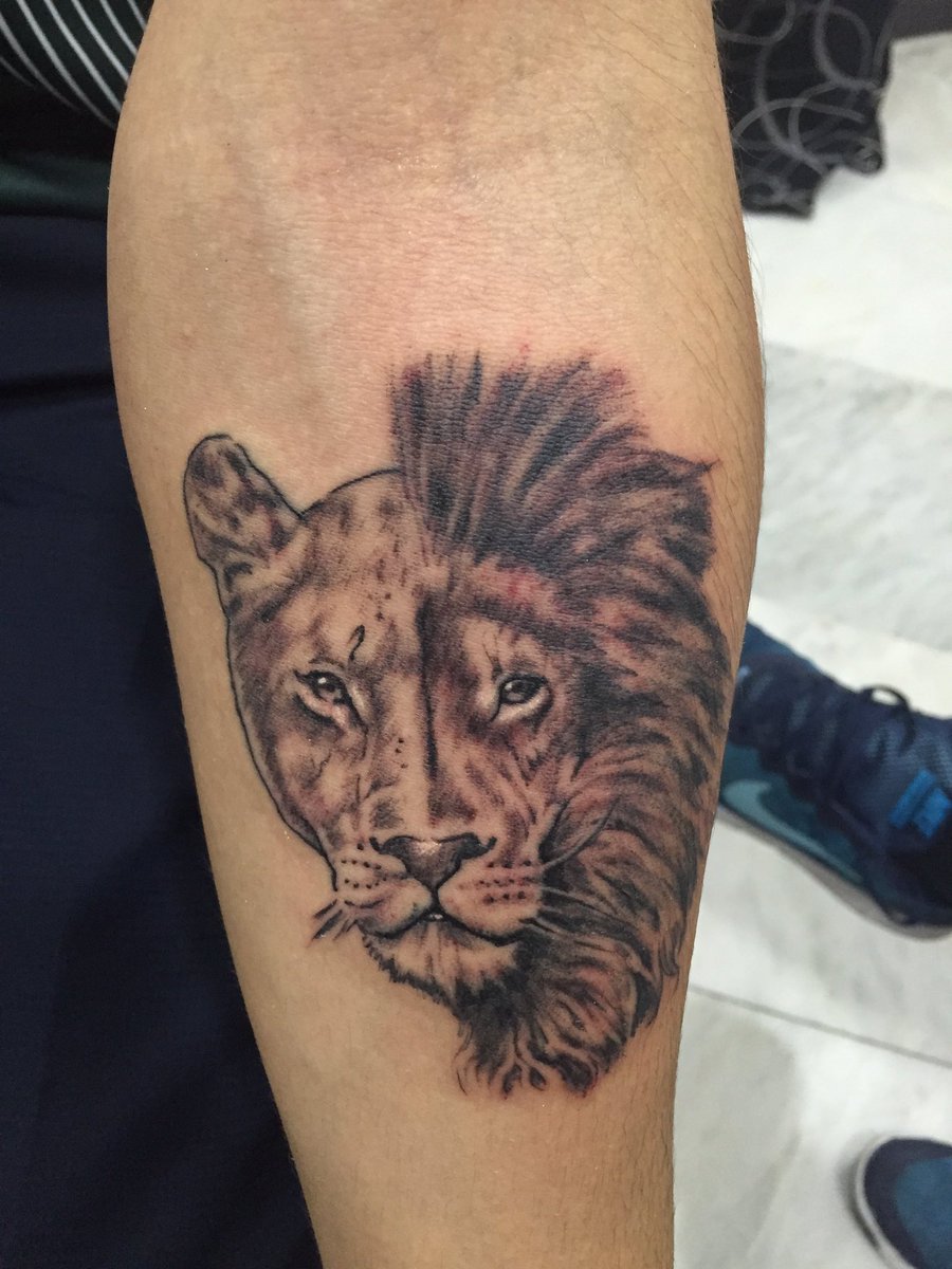 wuaho's tweet photo. Tattoos!!! Seguimos a tope!! #tattoos #tatuajes #sevilla #luismontoto #tattooshop #tattooartist #thankfull https://t.co/ksQeQwmNTn