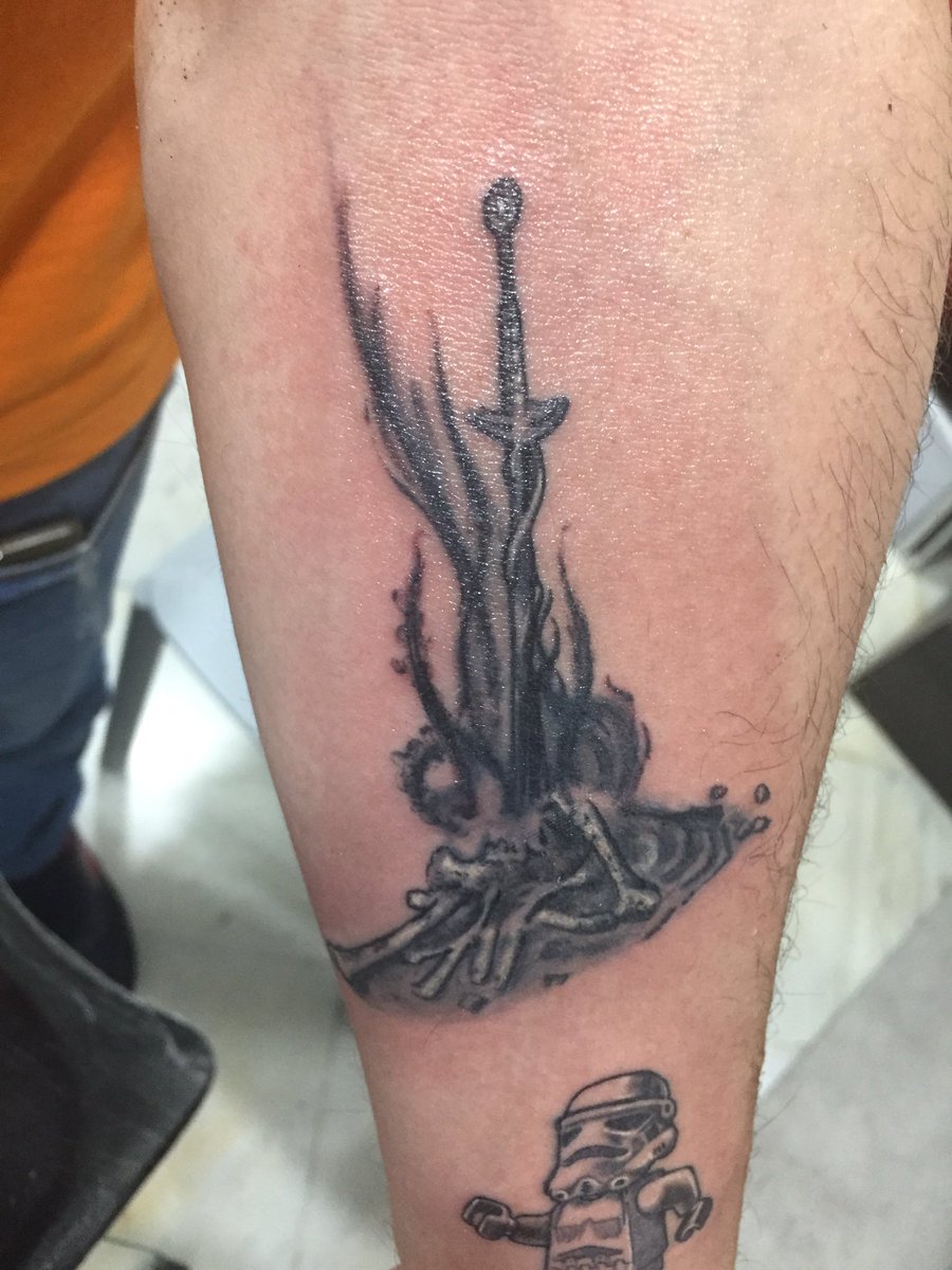wuaho's tweet photo. Tattoos!!! Seguimos a tope!! #tattoos #tatuajes #sevilla #luismontoto #tattooshop #tattooartist #thankfull https://t.co/ksQeQwmNTn