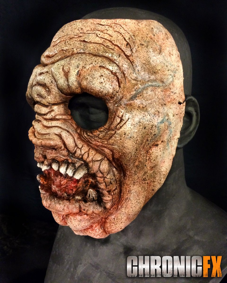 ChronicFx's tweet photo. Custom paint on latex half-mask for @hauntedatlanta #spfx #spfxmakeup #mask #creature #chronicfx https://t.co/aqEjTKjQap