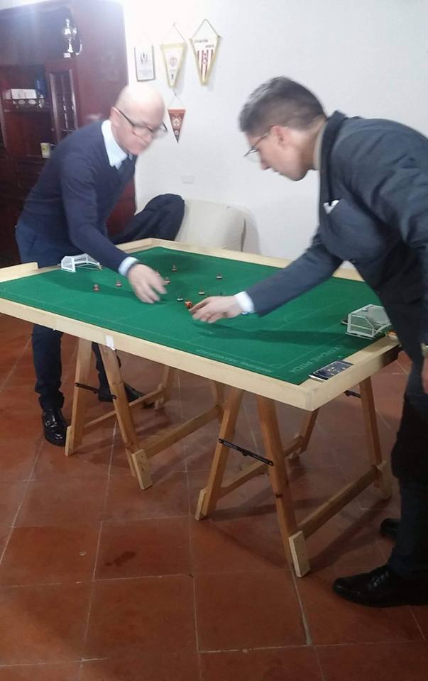 subbuteocz's tweet photo. @FISCT_Official @Ita_Subbuteo @Ita_Subbuteo A #catanzaro si gioca a #subbuteo anche in giacca e cravatta. https://t.co/poF1aSDAxk