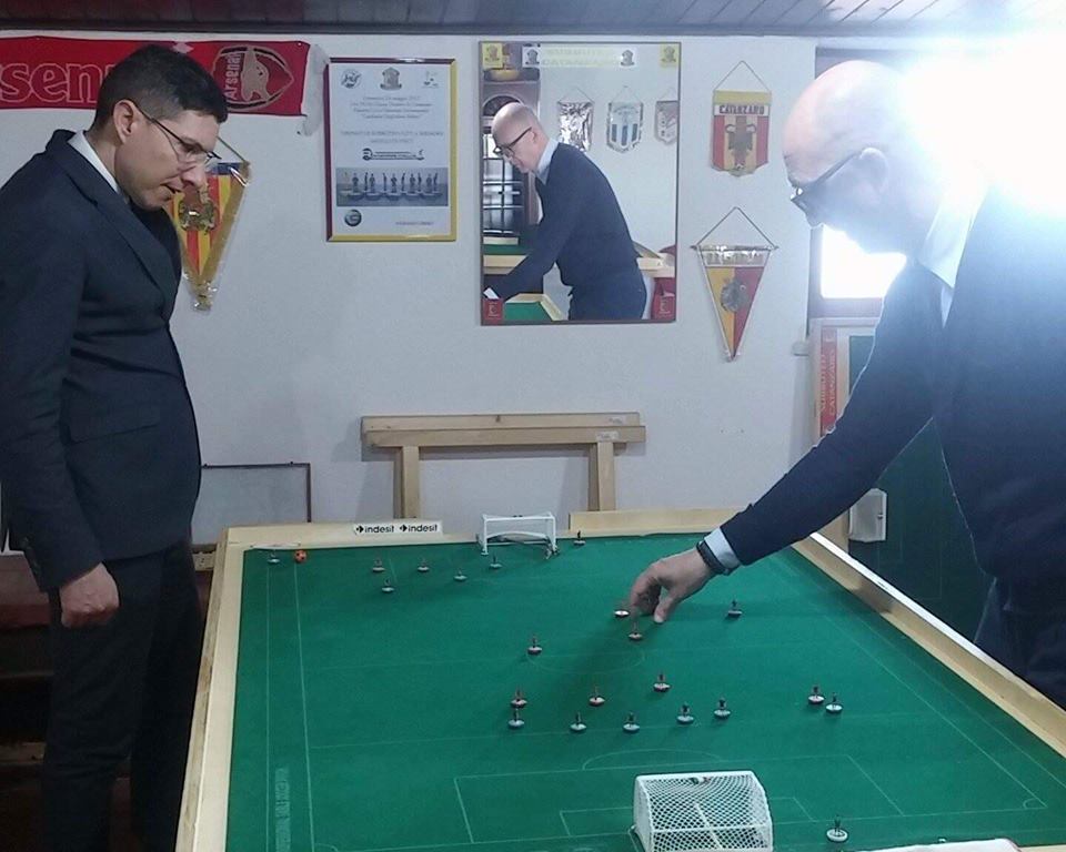 subbuteocz's tweet photo. @FISCT_Official @Ita_Subbuteo @Ita_Subbuteo A #catanzaro si gioca a #subbuteo anche in giacca e cravatta. https://t.co/poF1aSDAxk