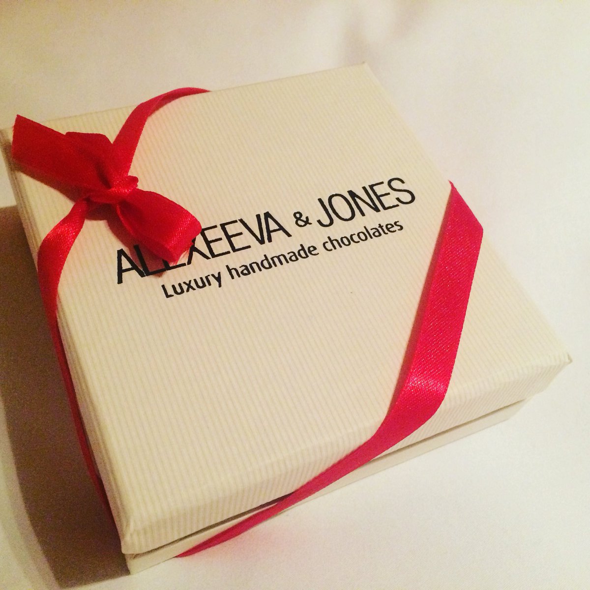 Lovely welcome pressie! #luxury #handmade #chocolates .<a href="/AlexeevaJones/">Alexeeva&Jones</a> .<a href="/PortobelloLDN/">The Portobello Hotel</a>