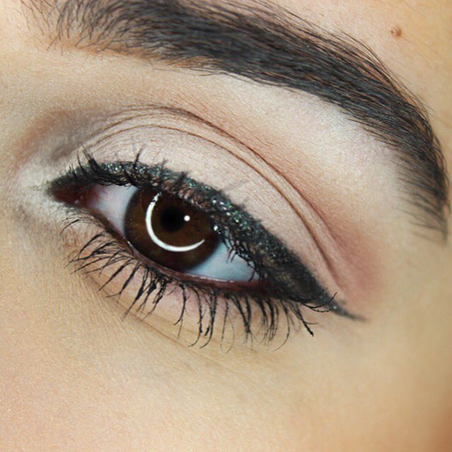 Tweezerman's tweet photo. Two words: on fleek. ππ» You need our #BrushiQ Line Glider in your life. #wingitout #tweezerman https://t.co/q6Ry4TO0rX