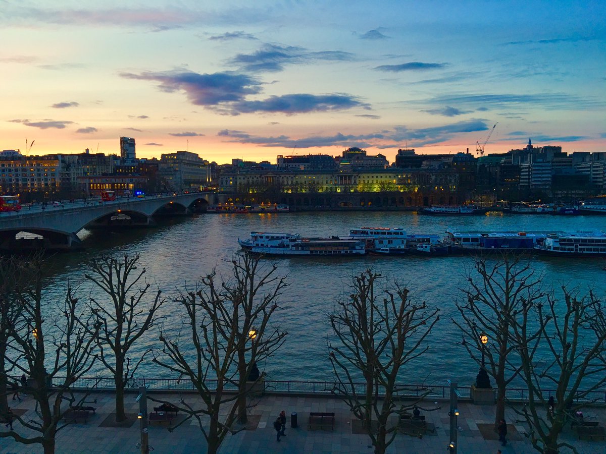 JoClark01's tweet photo. Stunning & dramatic sky in London tonight 🌄#sunset #myviewatwork #LoveLondon #southbank https://t.co/8Gj1ejXCgc