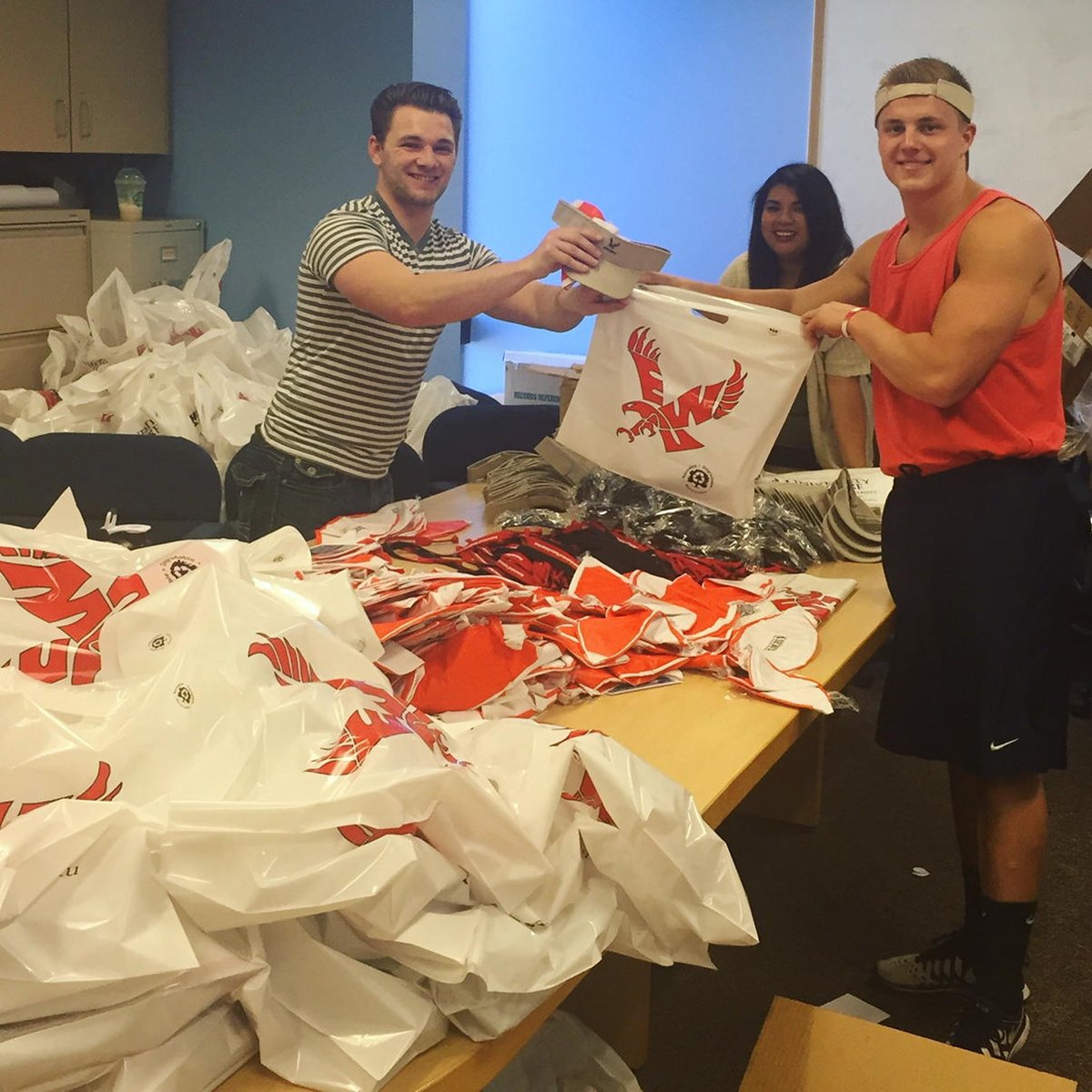 ASEWUeags's tweet photo. Come get your Spring Quarter Survival Kits TOMORROW at the Campus Mall! #sunsoutkitsout #ASEWU #freeswag https://t.co/G6gtM5BEW5