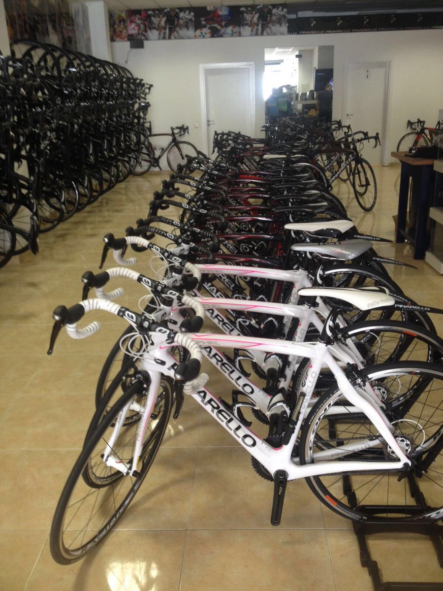 rorysuperscot's tweet photo. Thought I'd take a quick peek in @morlichbck garage to check his bikes are ok! 😳 #pinarello #dogma #nochopper https://t.co/mwGopGZblk
