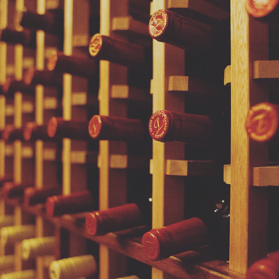 PrannaNYC's tweet photo. Happy Winesday! 🍷#humpday #winewednesday #cheers https://t.co/SptM9EqrTE
