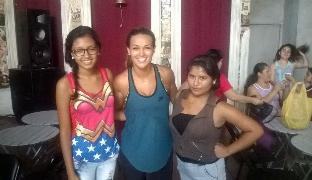creactivaperu's tweet photo. @arizaga_a  junto a las ganadoras que asistieron al ensayo de El Armario de Angie, @creactivaperu @Machi_Ramirez https://t.co/xeOwDg99wv