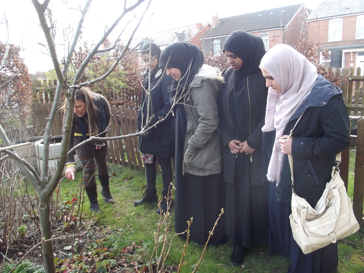 envisionUK's tweet photo. Community Apprentice students at @northfieldeco today expanding their environmental knowledge! #CanDoGeneration https://t.co/y2TNMcTmv1