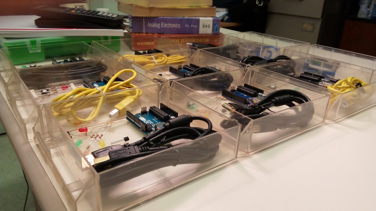 Todo listo! Everything ready! #GenuinoDay 2016 #Barcelona
#Arduino #electronics #DIY