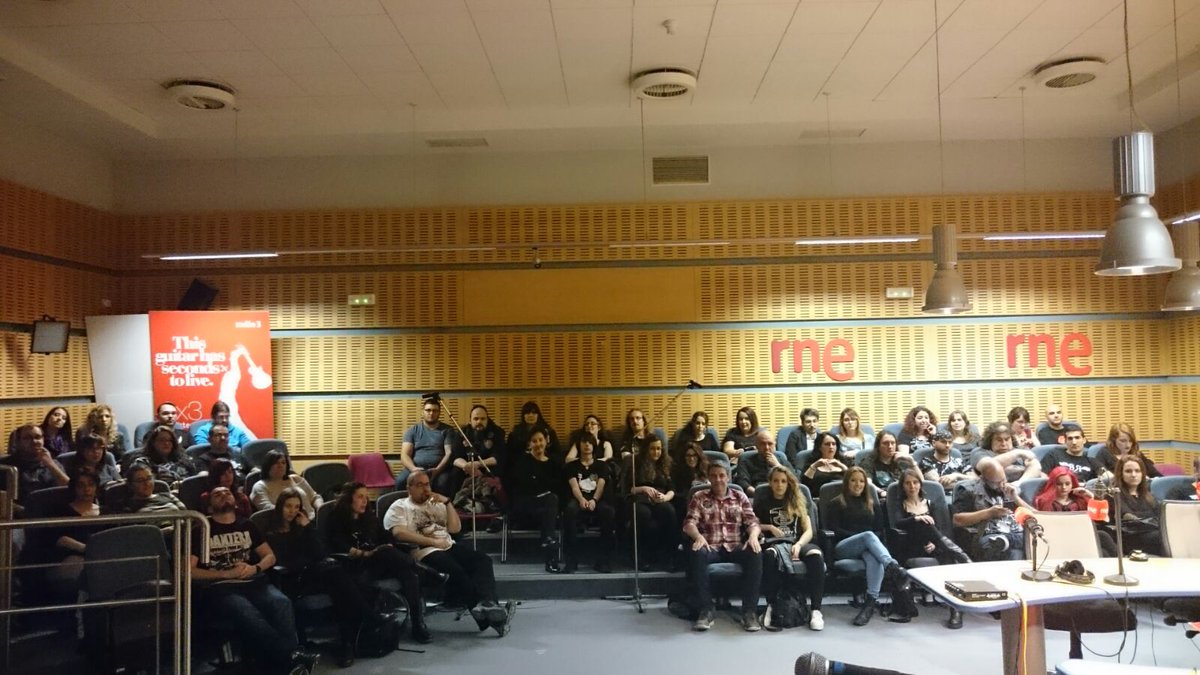 Pedazo de público en la escucha en primicia del nuevo disco de <a href="/LeoJimenezMetal/">Leo Jimenez(Oficial)</a> <a href="/rockestatal/">Revista Rock Estatal</a> en <a href="/radio3_rne/">Radio 3</a>