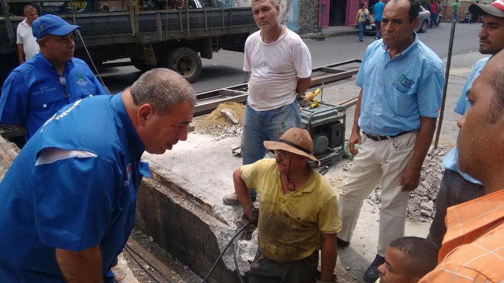 JKarkom's tweet photo. Inspección a reparación de alcantarilla en calle 12 entre Av. Boĺívar. El compromiso es por una #Valera de #Progeso. https://t.co/EsMfarllHW