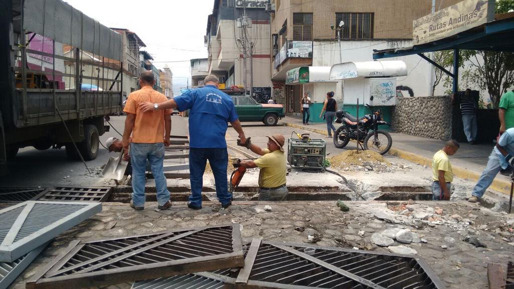 JKarkom's tweet photo. Inspección a reparación de alcantarilla en calle 12 entre Av. Boĺívar. El compromiso es por una #Valera de #Progeso. https://t.co/EsMfarllHW