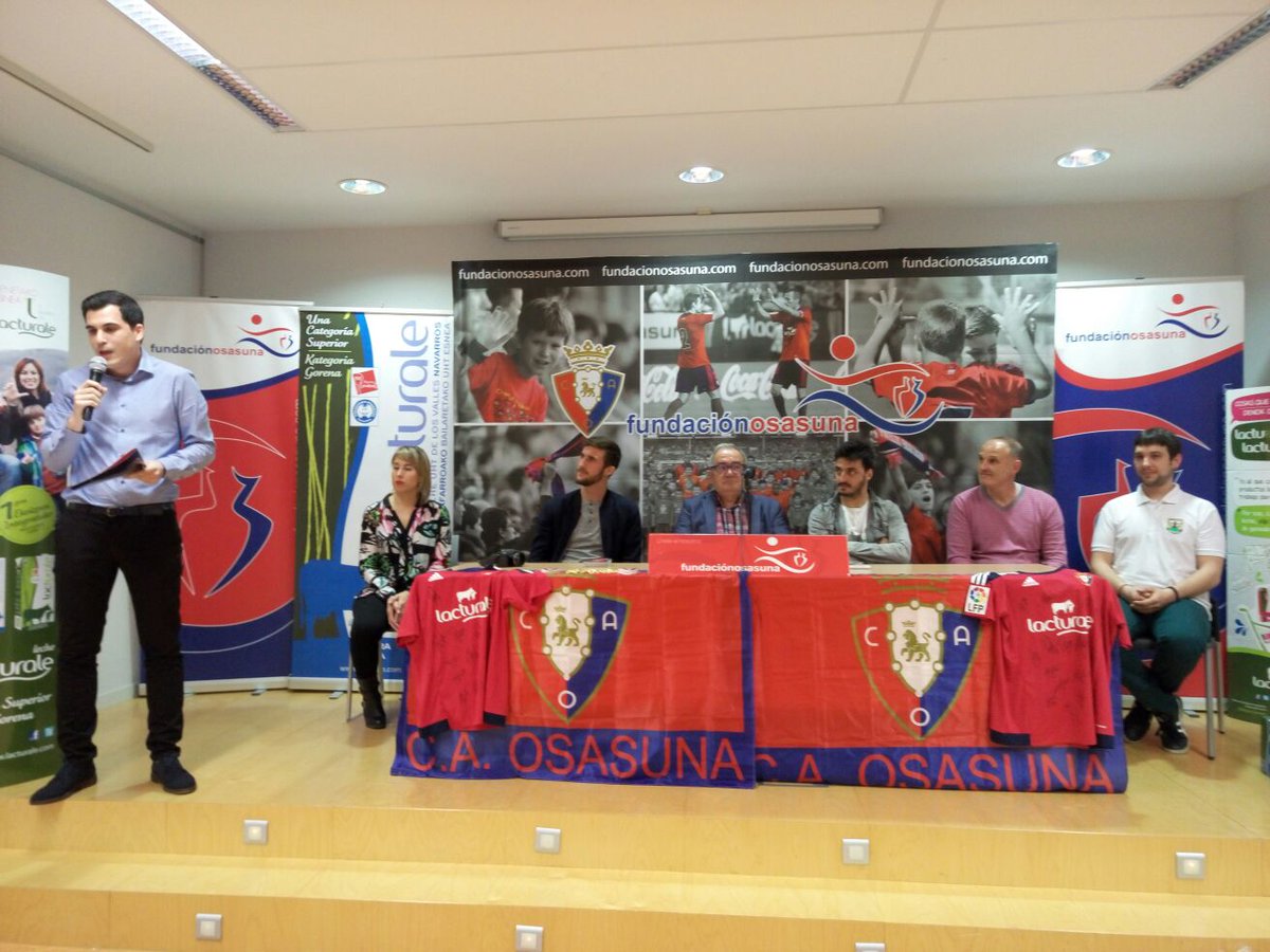 Osasuna's tweet photo. Luis Sabalza y los jugadores Oier y L. Martins están visitando a los alumnos de @fundosasuna en Miranda de Arga. https://t.co/4Te94TImSQ