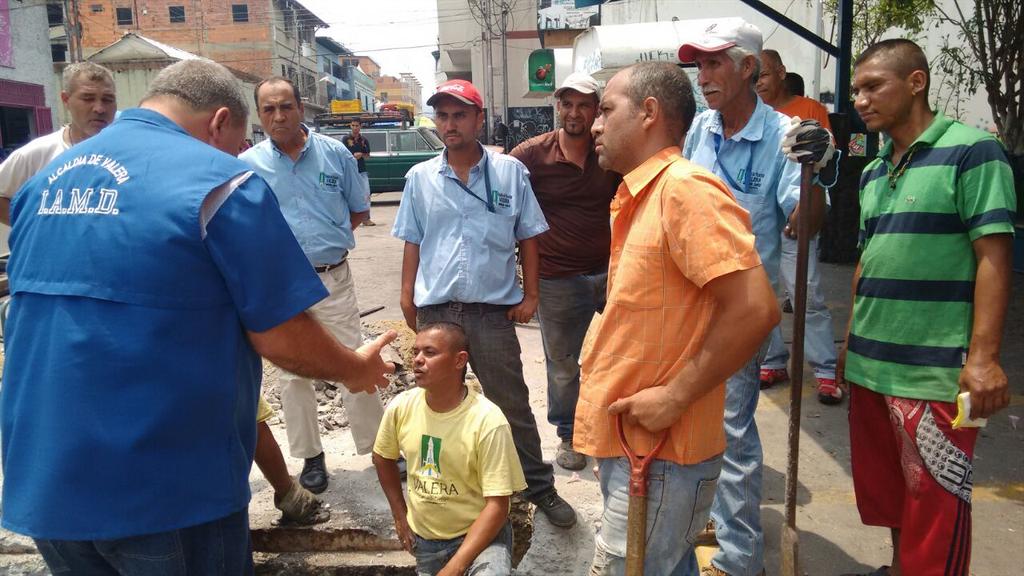 JKarkom's tweet photo. Inspección a reparación de alcantarilla en calle 12 entre Av. Boĺívar. El compromiso es por una #Valera de #Progeso. https://t.co/EsMfarllHW