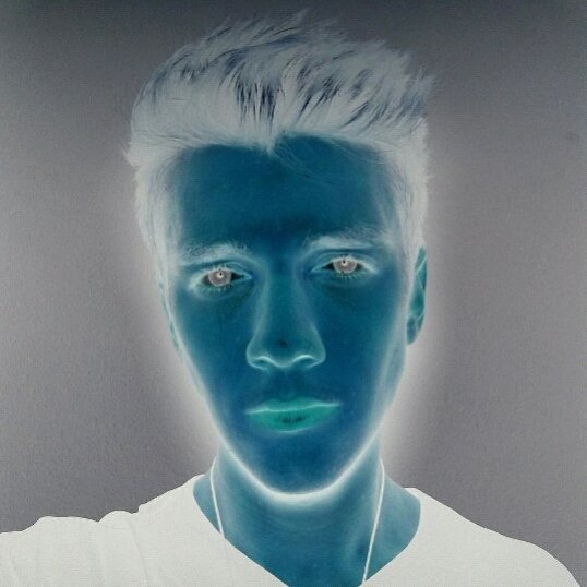 KeyperEdits's tweet image. #Keypers Stare at this picture of @CollinsKey for 30 secs, then look away and blink really fast and see what happens