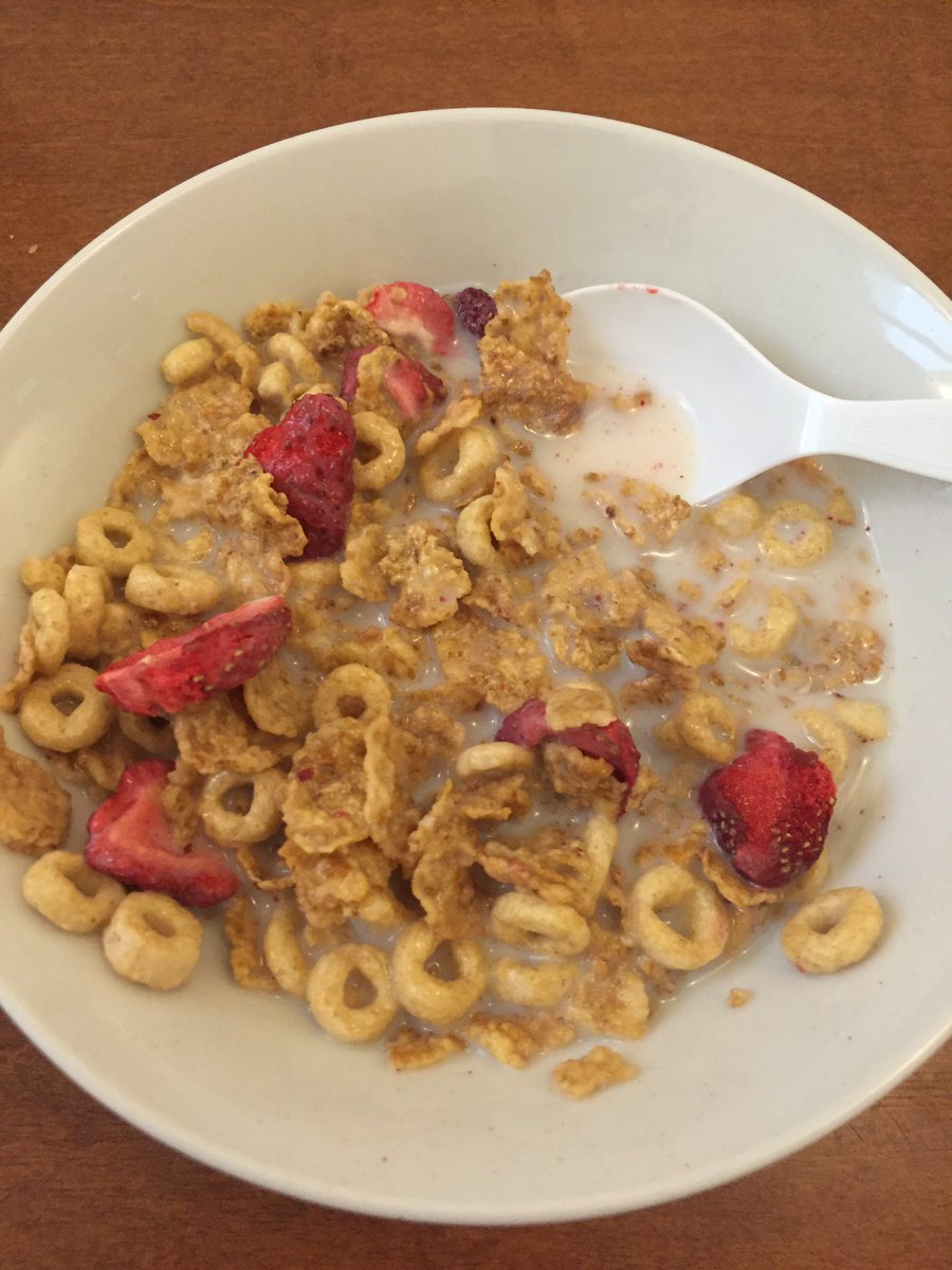 screenfaced's tweet image. This is a great bowl of cereal