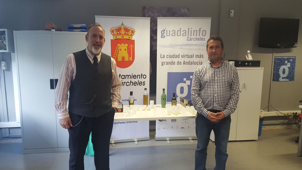 CGCarcheles's tweet photo. Conocemos en profundidad el oro de nuestra tierra #taller #aceite #oliva #virgen @RedGuadalinfo  #catadeaceite https://t.co/7ollQBBxsP