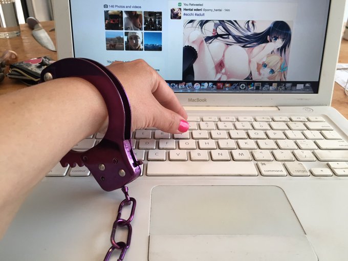 just got a new external hard drive and I'm cuffing myself to the computer.. time to #work! https://t<a href="/tag/work"class="tags"><span>#work</span></a>