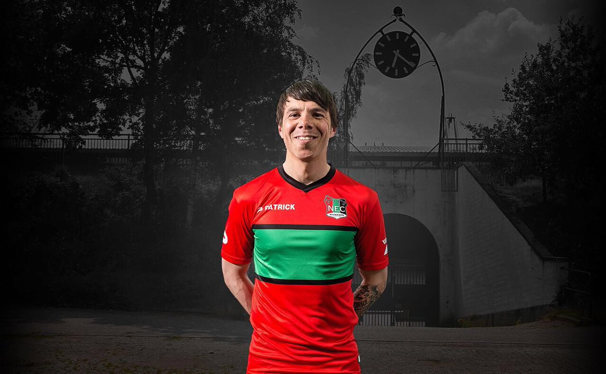 Hallo Twitter! Zojuist samen met @Gregorbreinburg de nieuwe shirts voor volgend seizoen gepresenteerd