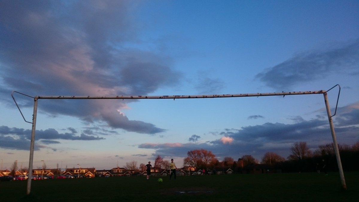 Richardesty's tweet photo. Here's the @LincsSkies, from behind the goal, over #Louth tonight. #SonyZ3Compact https://t.co/eCe2H6BSD3