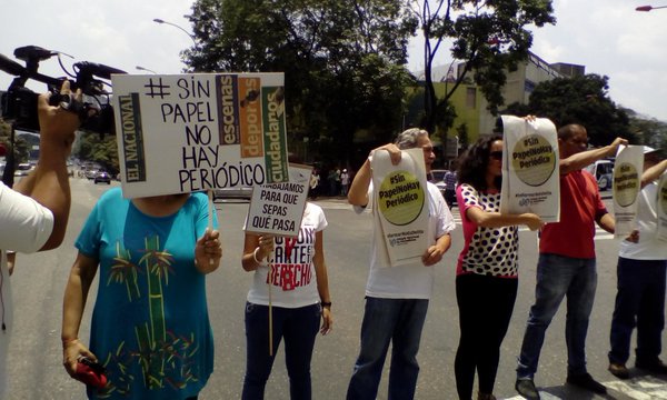 enpaiszeta's tweet image. Reportan en Twitter que periodistas protestan en Los Cortijos y exigen la libertad de prensa. #PeriodismoSinCensura