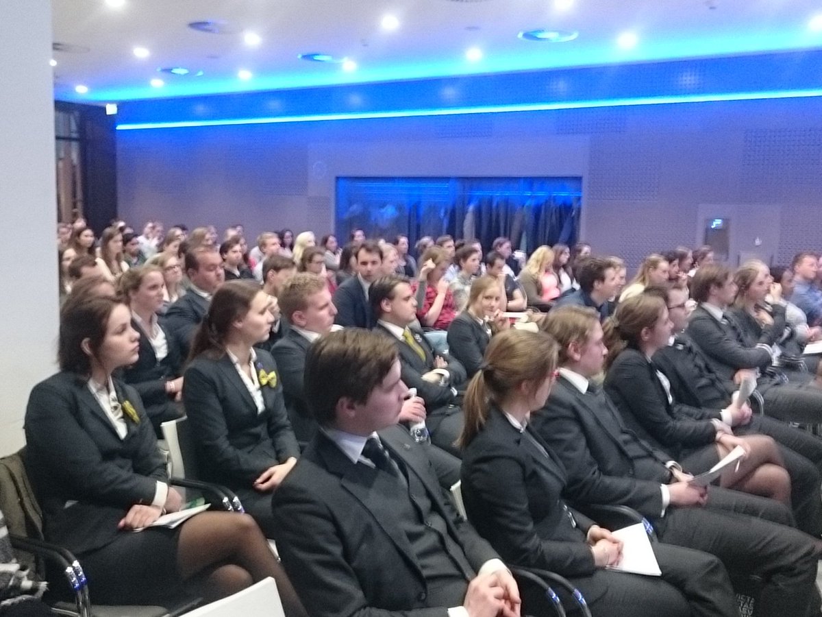 The discussions at the 'theme-evening: Liquor and Drugs', organised by the <a href="/DeGnskStudent/">DeGeneeskundestudent</a> and the <a href="/KNPSV/">K.N.P.S.V.</a>, started!