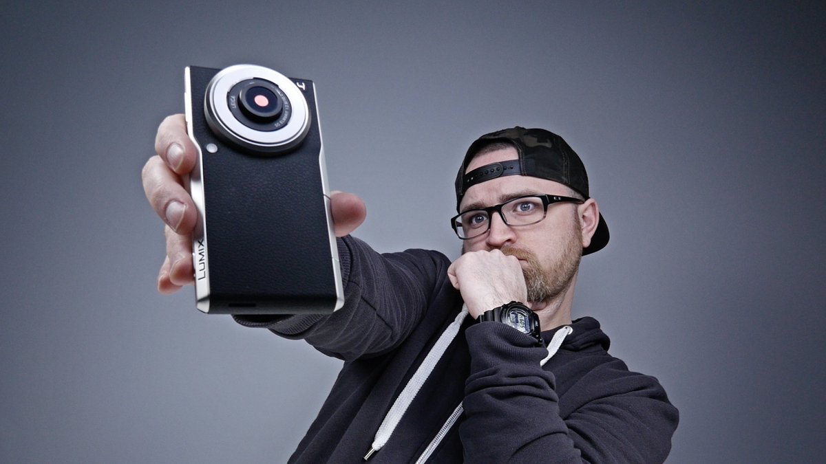 UnboxTherapy's tweet photo. NEW VIDEO - A Very Strange Smartphone - https://t.co/oXUdq9yR4L RT! https://t.co/TqAdOgoHeu