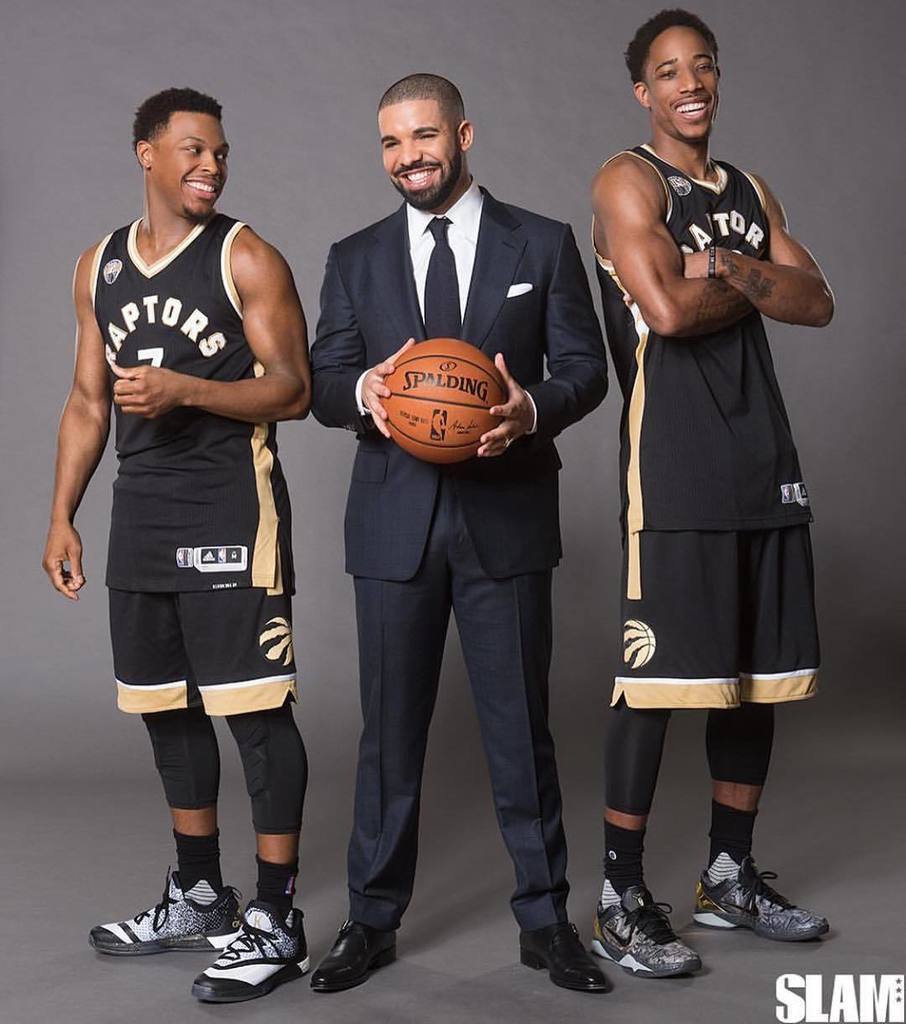 HoopClubTO's tweet photo. Real recognize real. @slamonline puts on the 6 Gods. 📷 by @atibaphoto 
#6ixside
#Raptors 
#wethenorth 
#HoopClubTO https://t.co/OMKyDhTPT8