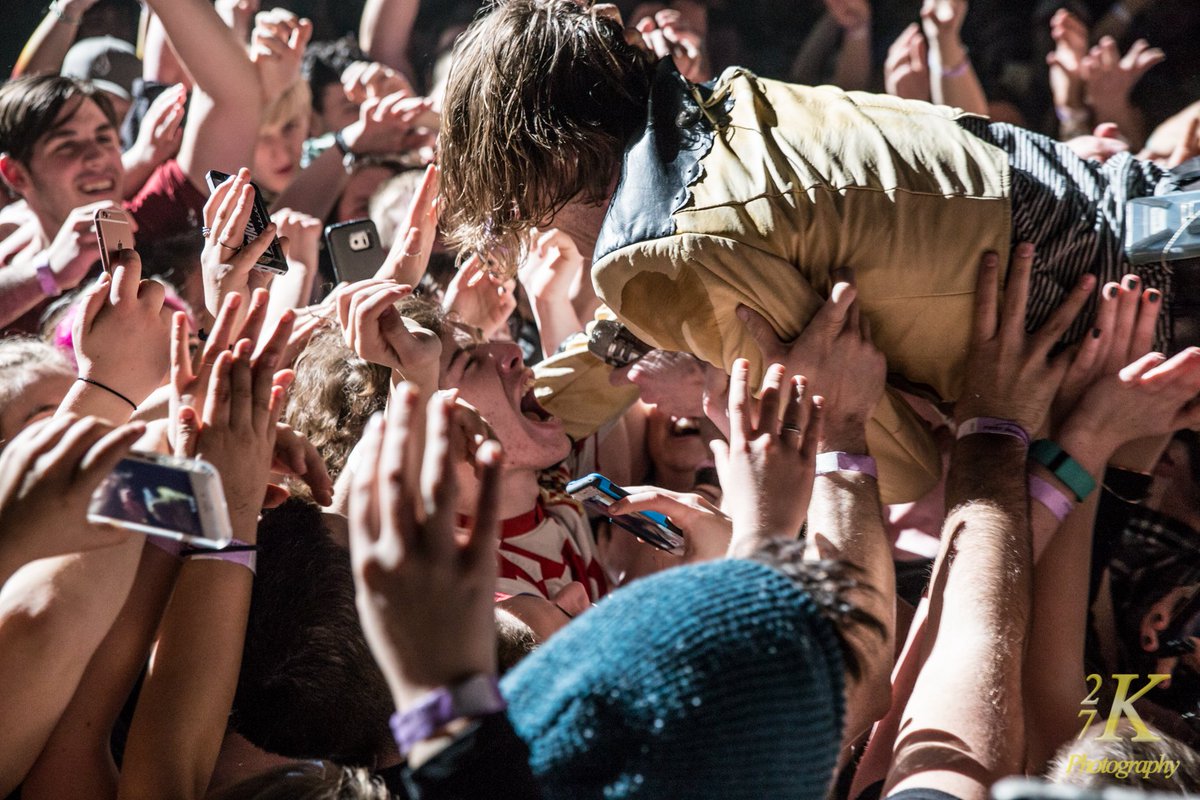 ConnersJim's tweet image. #MattShultz of #CageTheElephant up closewith his #fans in #Buffalo #SpringFling @CageTheElephant @Altbuffalo