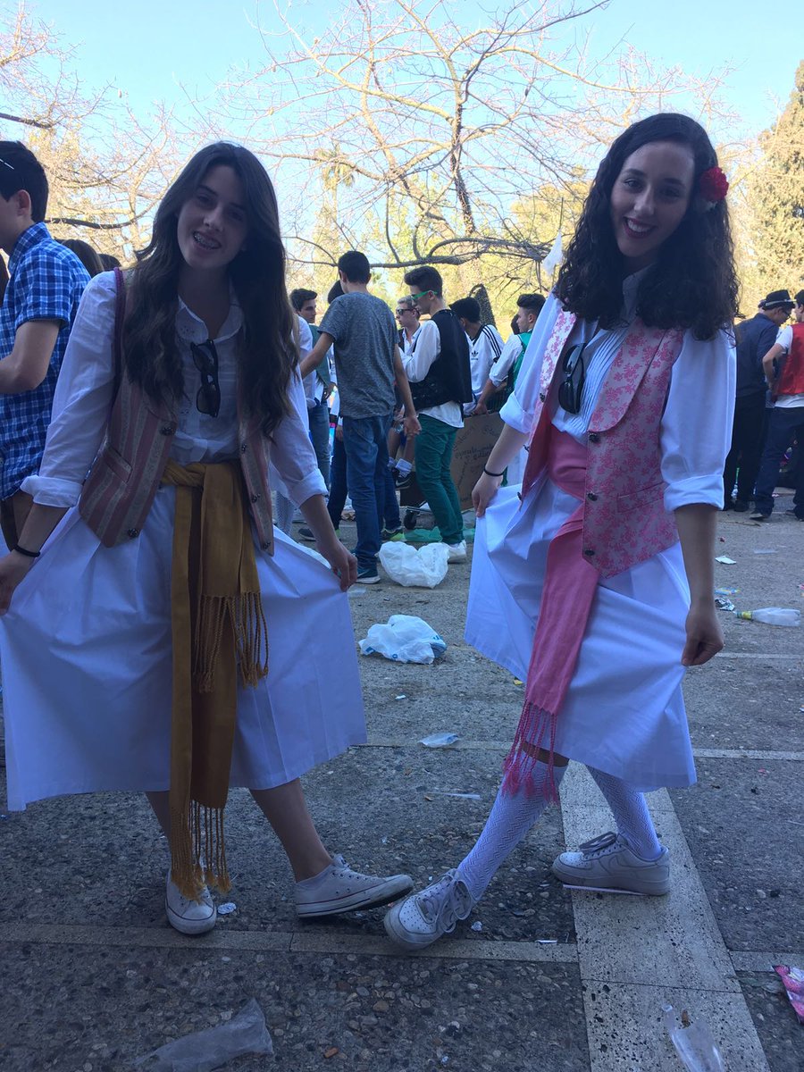 ArchenaRunsToEU's tweet photo. Cada vez más nuestras huertanas se ponen el traje típico de chico por la comodidad #cosascuriosas #Bando16 https://t.co/N4uHORw4po