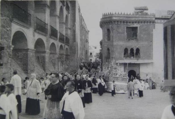 Custodia de Arfe portada sobre el paso de Ntra Sra de los Dolores.